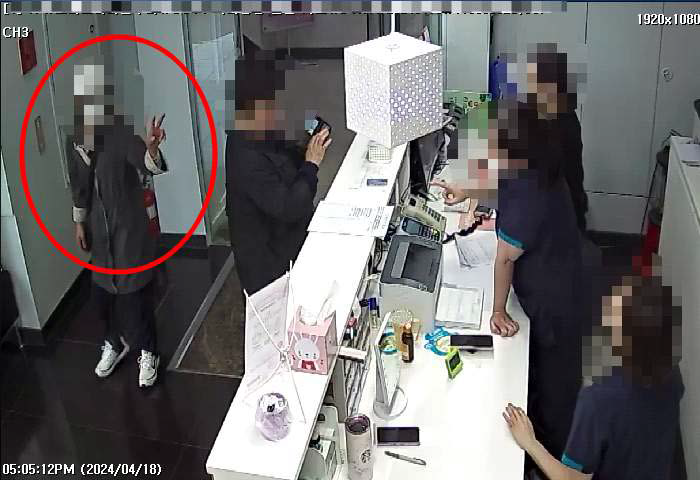 의사 B 씨 병원에서 다이어트약 중독자가 진료 없이 다른 사람 명의로 2명분 다이어트약을달라고 수신호로 요청하고 있다. 서울중앙지검 제공.