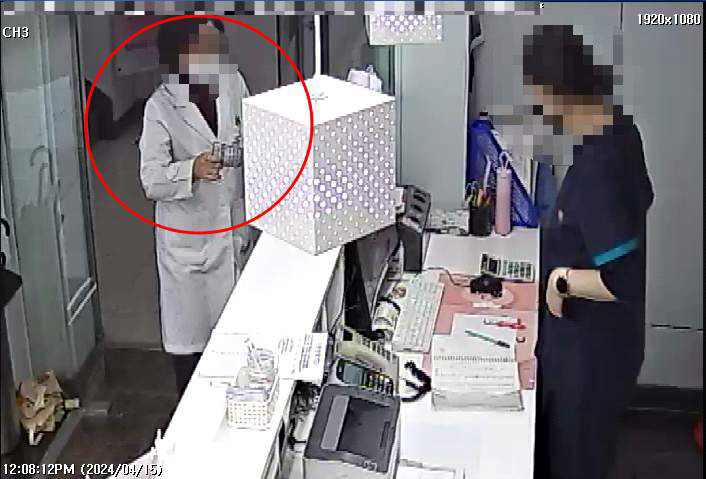 의사 B 씨 병원에서 다이어트약 중독자가 진료 없이 다른 사람 명의로 2명분 다이어트약을달라고 수신호로 요청하고 있다.재판에 넘겨진 약사가 진료없이 지인 인적사항과 필요한 다이어트약 등 기재한 종이를 간호조무사에게 전달하고 있다. 서울중앙지검 제공.