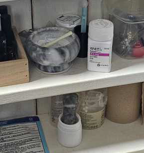 메틸페니데이트 성분의 ADHD 치료제에 중독된 투약자가 자신의 집에 모아놓은 약물 및 코로 흡입하기 위해 약물을 빻는데 사용한 막자사발과 막자. 서울중앙지검