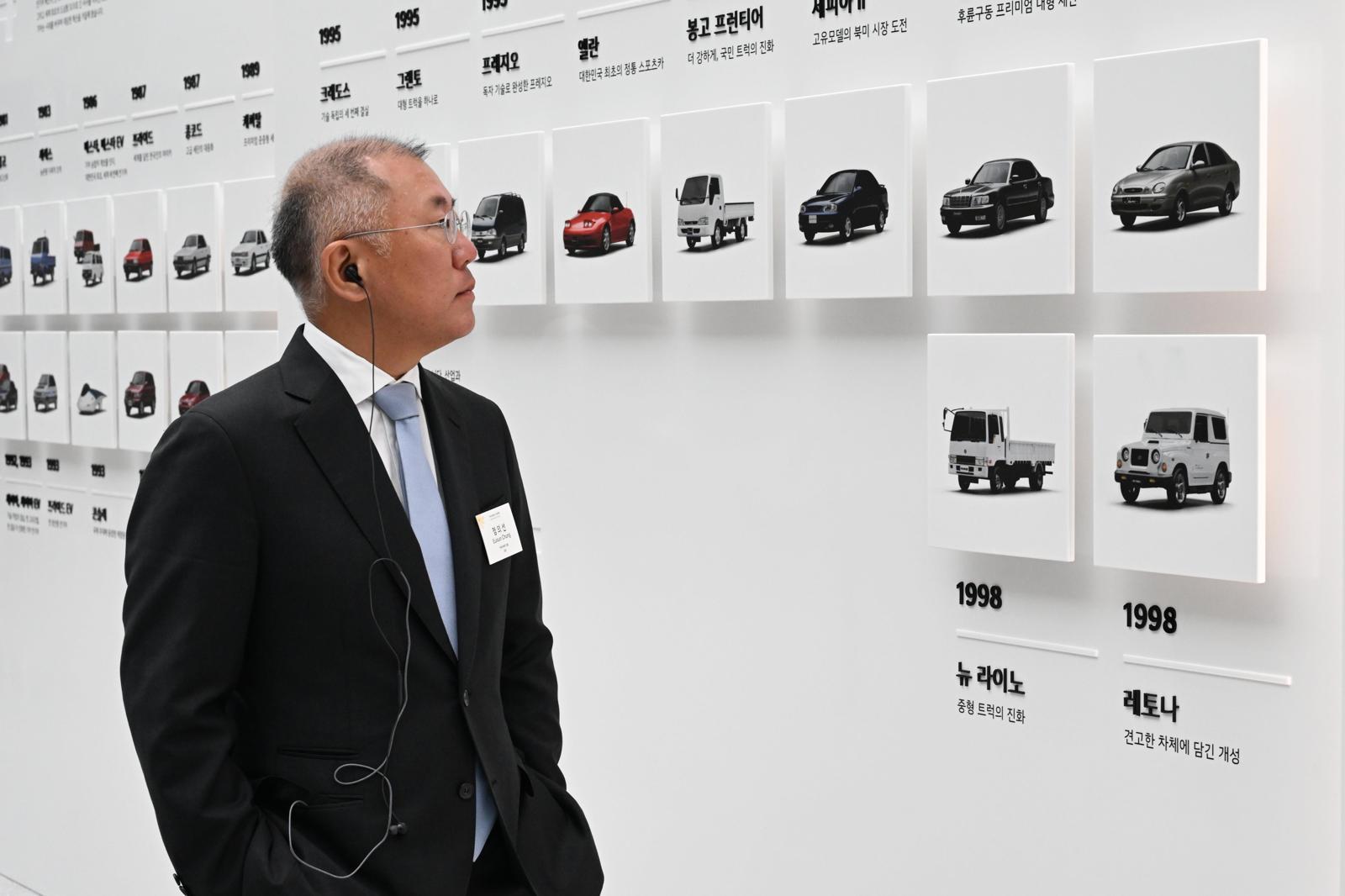 정의선 현대자동차그룹 회장이 5일 경기 용인시 비전스퀘어에서 열린 기아 80주년 기념 전시 ‘움직임의 유산’을 관람하고 있다.  2025.12.05. 사진=현대차·기아 제공
