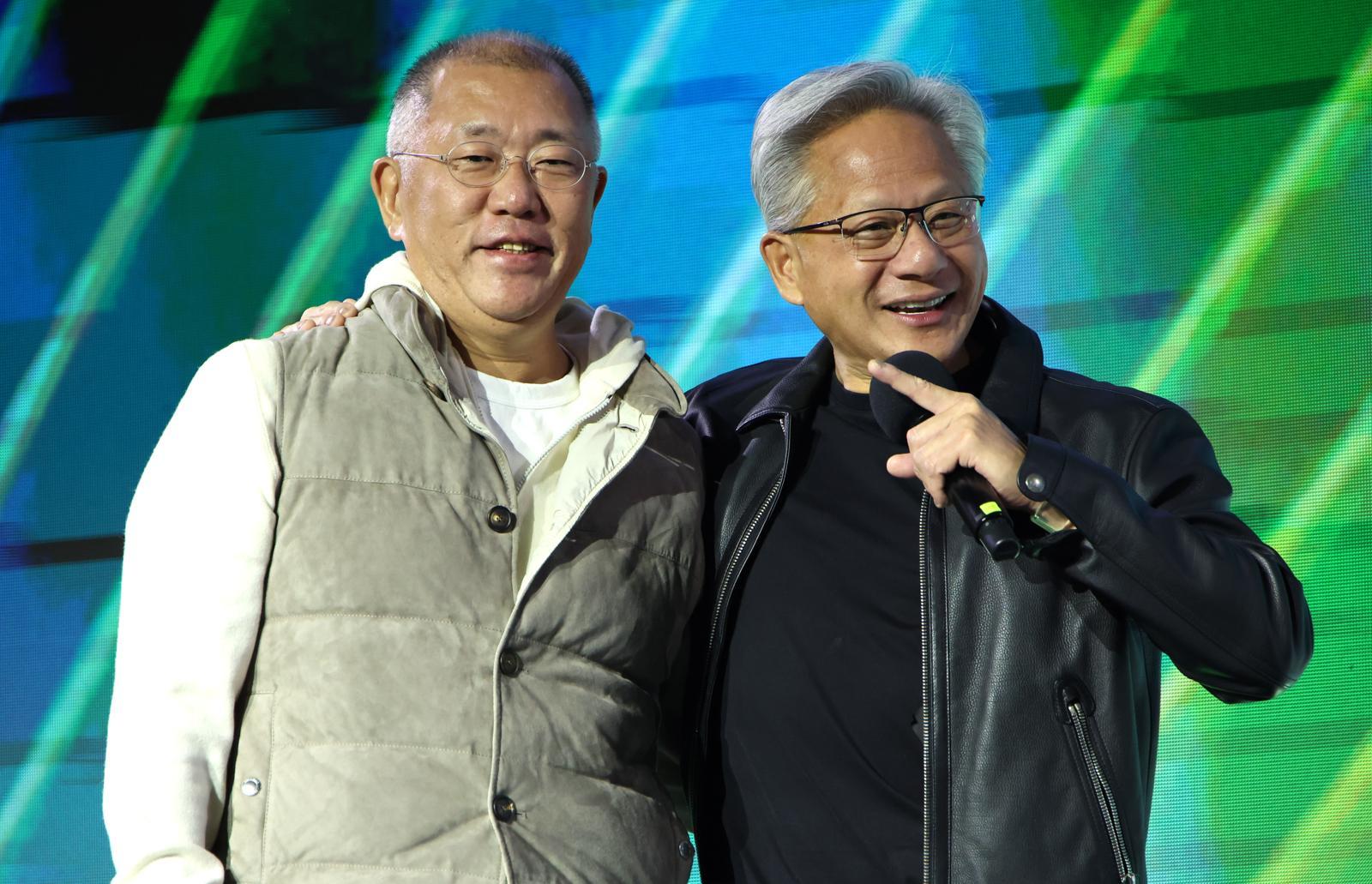 젠슨 황 엔비디아 CEO가 30일 밤 서울 강남구 코엑스광장에서 지포스(GeForce) 한국 25주년을 기념해 열린 ‘지포스 게이머 페스티벌’에 정의선 현대차그룹 회장과 함께 올라 인사를 하고 있다.   2025.10.30/사진공동취재단