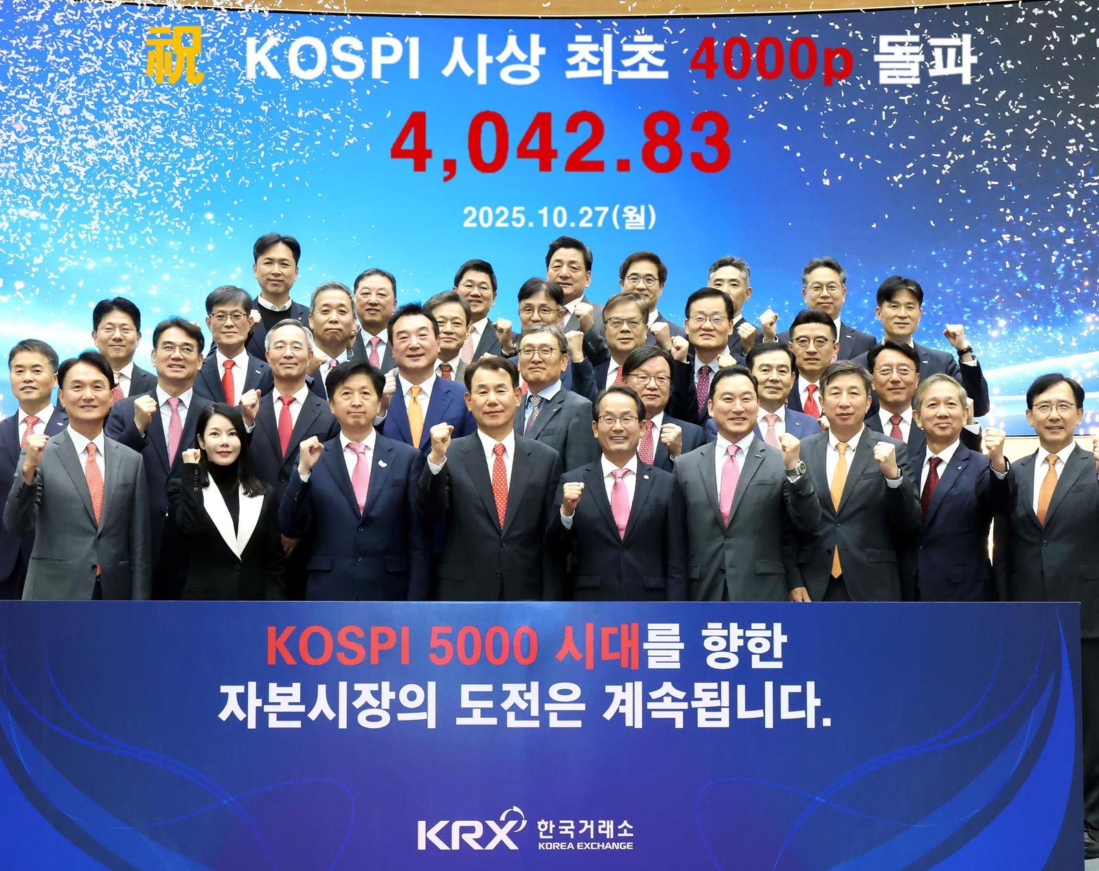 코스피가 사상 최초로  4,000을 돌파한 올해 10월 27일 서울 영등포구 한국거래소에서 열린 기념식에서 국회와 증권업계 관계자들이 기념 촬영을 하고 있다. 
한국거래소 제공