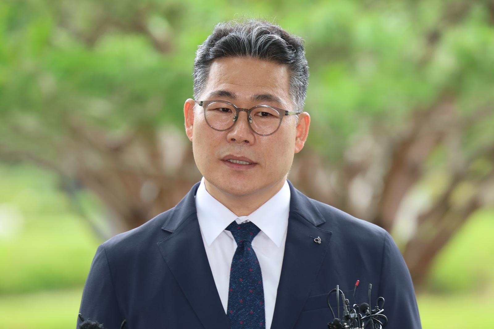 백해룡 전 영등포경찰서 형사과장(경정)이  임은정 동부지검장과 비공개 면담을 위해 17일 서울 송파구 서울동부지방검찰청으로 들어가며 취재진 질의에 답하고 있다. 2025.07.17. 뉴시스