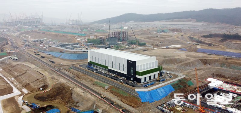 19일 SK하이닉스가 경기 용인 처인구에 짓고 있는 약 415만 ㎡ (약 126만 평) 규모의 용인 반도체 클러스터 공사 현장 전경. 중앙에 있는 흰 건물은 한국전력에서 운영할 반도체 클러스터 내 통합 변전소다. 용인=신원건 기자 laputa@donga.com