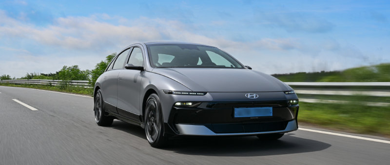 정의선 현대자동차그룹 회장이 24일 경기 성남시 판교 일원에서 아이오닉 6 기반 자율주행 차량에 직접 탑승해 기술 수준을 점검했다. 현대자동차 제공