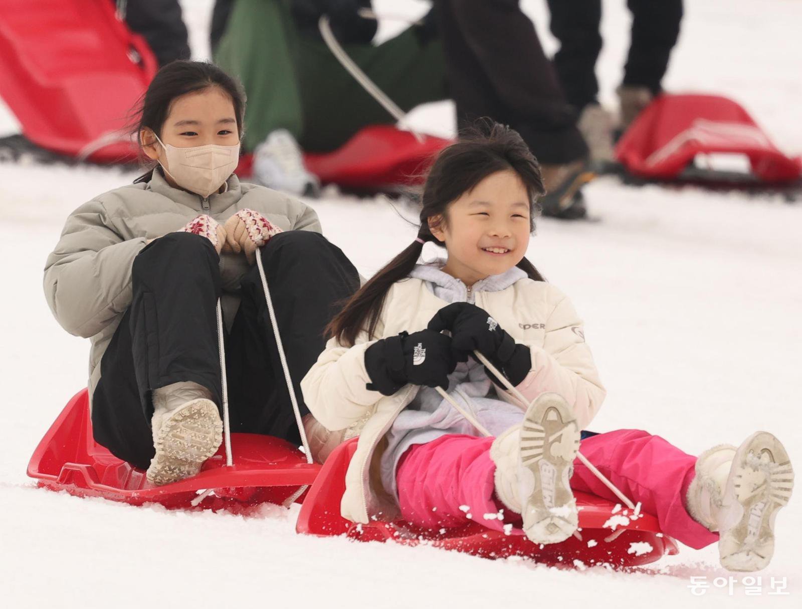 “씽씽 달려라” 눈썰매 즐기는 동심
28일 오후 경기 과천시 서울랜드 눈썰매장을 찾은 어린이들이 눈썰매를 즐기고 있다. 29일에는 강추위가 한풀 꺾이겠지만 강원 산지에는 최대 8cm, 경기 북동부에는 1cm 안팎의 눈이 내릴 것으로 전망됐다. 과천=신원건 기자 laputa@donga.com