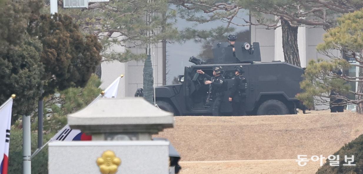 李 첫 근무 앞둔 청와대 ‘경계 강화’
이재명 대통령의 청와대 복귀를 하루 앞둔 28일 서울 종로구 청와대에서 대통령경호처 직원들이 소형전술차량을 타고 경계근무를 서고 있다. 경호처는 이달 22일부터 26일까지 청와대에 대한 보안 점검을 마쳤다고 밝혔다. 이한결 기자 always@donga.com