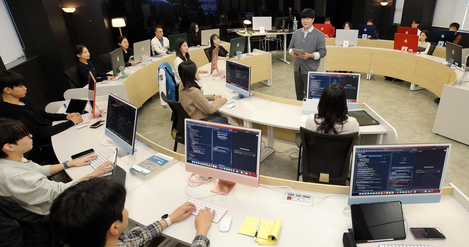 최근 대구 달서구 계명대 성서캠퍼스 의용공학과 인공지능(AI) 메디컬 실습실에서 학생들이 의료 영상 분석과 생체 신호 처리, 딥러닝 모델 구현 등 의용공학 특화 수업을 듣고 있다. 계명대는 AI 기반 실습 교육을 확대해 의료·공학 분야 융합 인재 양성에 나서고 있다. 계명대 제공