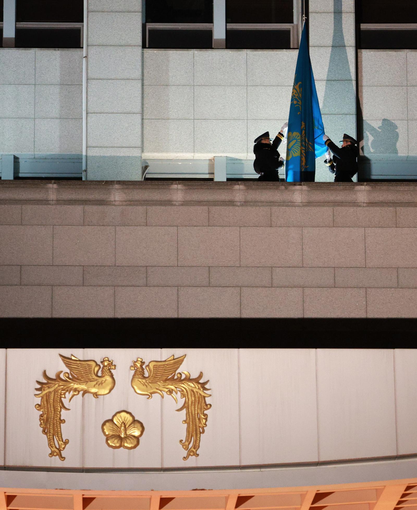 29일 0시 서울 용산 대통령실청사 앞에 게양됐던 봉황기가 하기되고 있다. 대통령실사진기자단