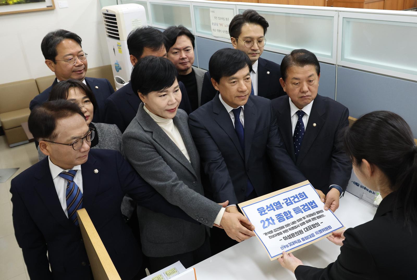 더불어민주당 3대특검 종합대응 특별위원회 의원들이 22일 오후 서울 여의도 국회 의안과에서 2차 종합 특검법인 ‘윤석열·김건희에 의한 내란·외환 및 국정농단 행위의 진상규명을 위한 특별검사 임명 등에 관한 법률안’을 제출하고 있다. 2025.12.22. 뉴시스