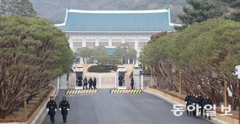 3년 7개월만에 다시 ‘청와대 시대’ 이재명 대통령의 첫 청와대 출근을 하루 앞둔 28일 서울 종로구 청와대 입구에서 101경비단 경력이 경계근무를 교대하고 있다. 29일 0시 기준 대통령실의 공식 명칭도 청와대로 바뀌면서 ‘용산 시대’가 마무리되고 ‘청와대 시대’가 다시 시작됐다. 이한결 기자 always@donga.com