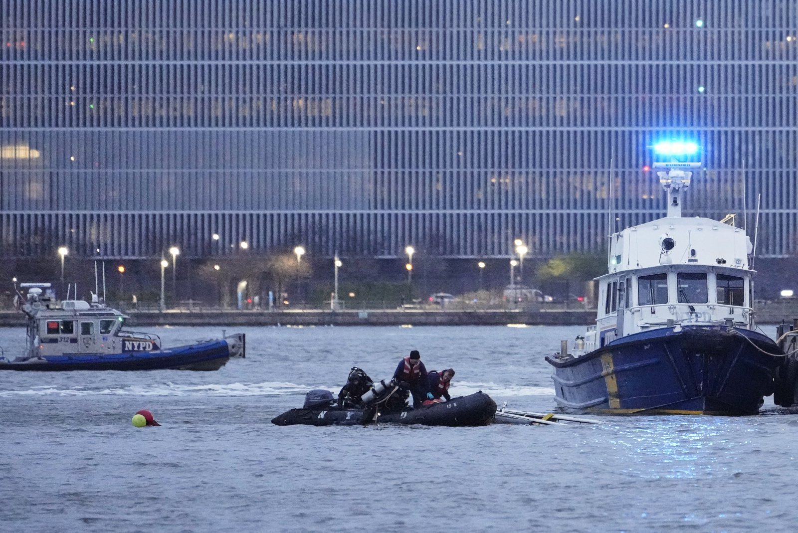 미 뉴저지주에서 헬리콥터 2대가 공중에서 충돌, 추락하는 사고가 발생해 조종사 1명이 목숨을 잃고 다른 한 명은 중태이다. 사진은 지난 4월 10일  미국 뉴저지주 저지시티에서 허드슨강에 추락한 헬기 사고 현장을 조사한 잠수사들이 물에서 나오고 있는 광경. 2025.12.29. [해몬톤( 미 뉴저지주=AP/뉴시스]