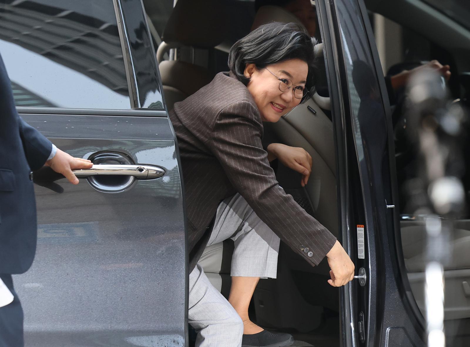 초대 기획예산처 장관 후보자로 지명된 이혜훈 전 국민의힘 의원이 29일 오전 서울 중구 예금보헌공사에 마련된 인사청문회 준비 사무실로 첫 출근하고 있다.  2025.12.29/뉴스1