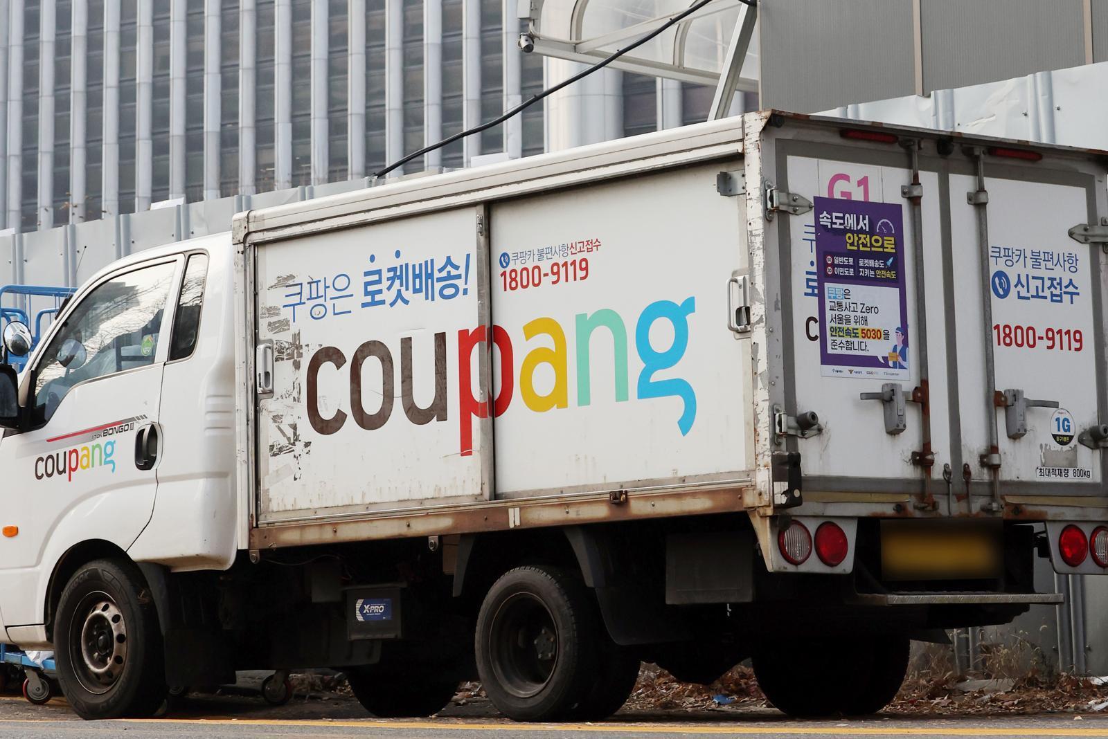 김범석 쿠팡 의장이 공식 사과문을 발표한 28일 서울시내 한 쿠팡 물류센터에 배송트럭이 주차돼있다. 2025.12.28/뉴스1