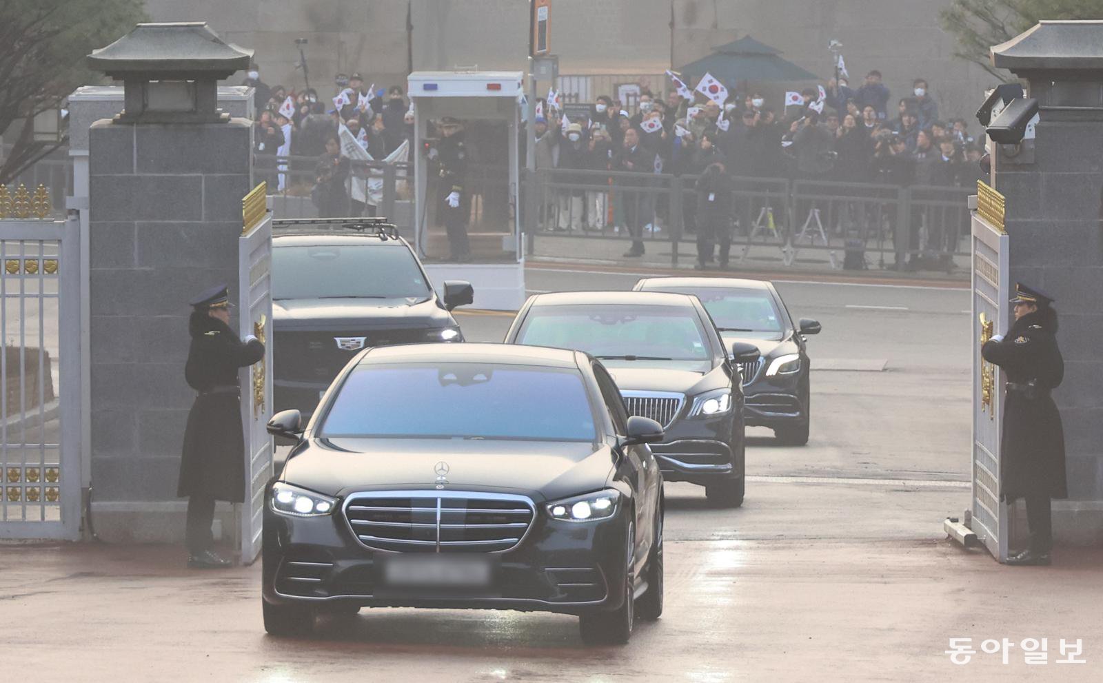 이재명 대통령의 차량이 29일 오전 청와대 정문을 통과하고 있다. 윤석열 전 대통령이 청와대를 떠난 지 약 ‘3년 7개월’ 만에 다시 청와대 시대가 열렸다. 송은석 기자 silverstone@donga.com