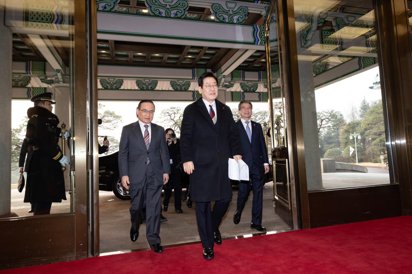 이재명 대통령이 청와대 공식 근무를 시작한 29일 청와대 본관에 도착해 차에서 내려 위성락 안보실장, 김용범 정책실장 등과 입장하고 있다. (청와대통신사진기자단) 2025.12.29/뉴스1