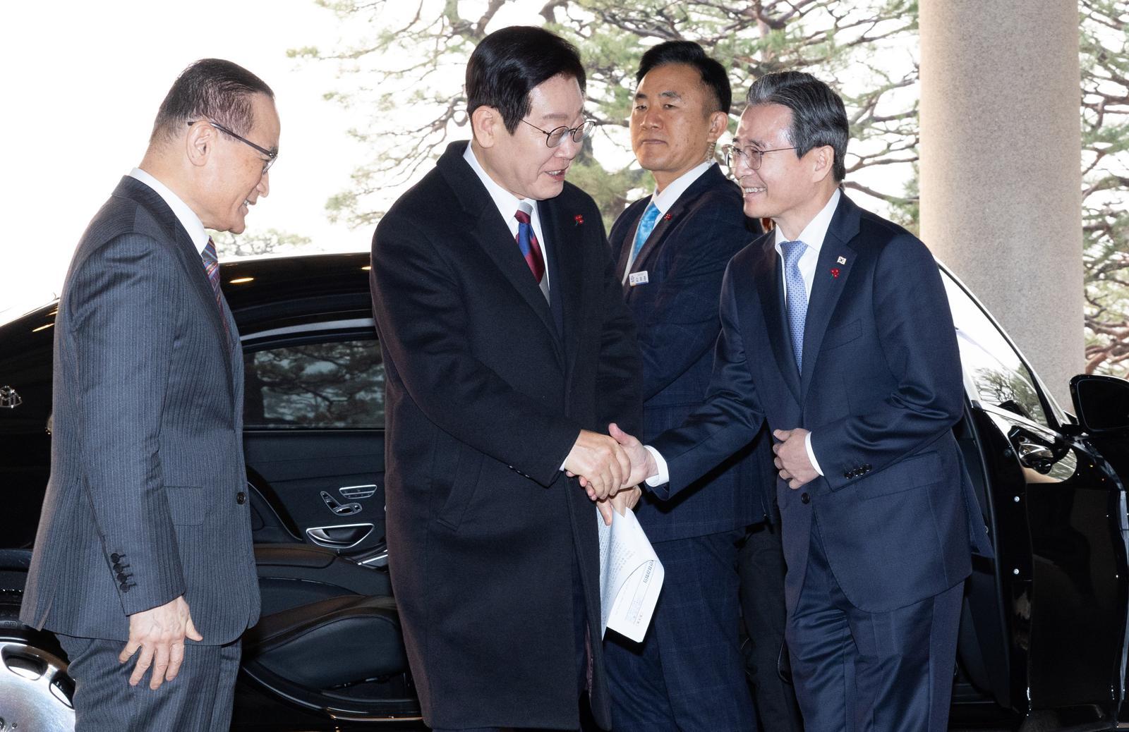 이재명 대통령이 청와대 공식 근무를 시작한 29일 청와대 본관에 도착해 차에서 내려 김용범 정책실장과 인사하고 있다. (청와대통신사진기자단) 2025.12.29/뉴스1