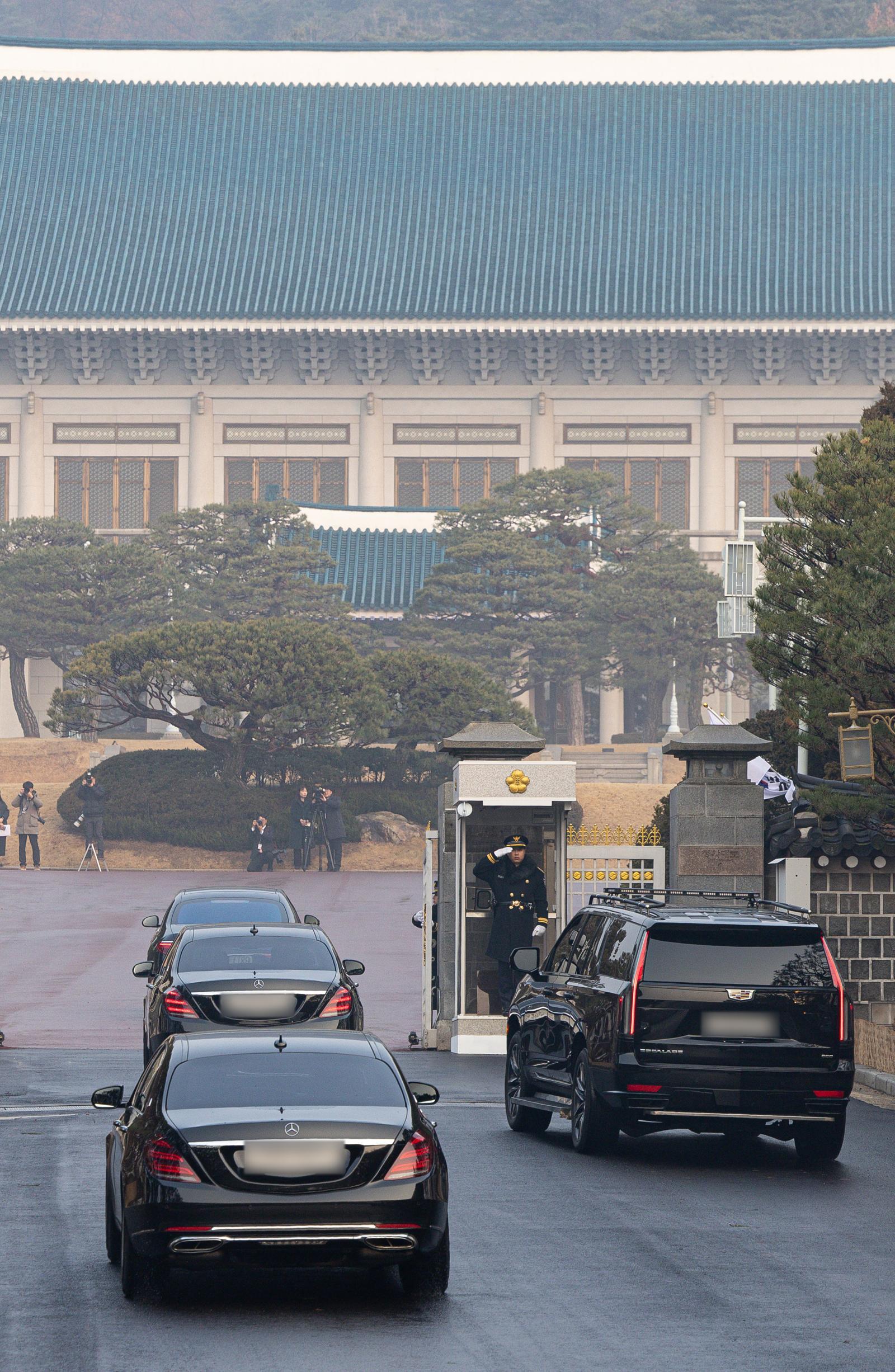 이재명 대통령이 청와대에서 집무를 시작하는 29일 이 대통령이 탄 차량이 청와대 본관으로 향하고 있다.  대통령의 청와대 복귀는 2022년 5월 이후 3년 7개월 만이다. (청와대통신사진기자단) 2025.12.29. 뉴시스