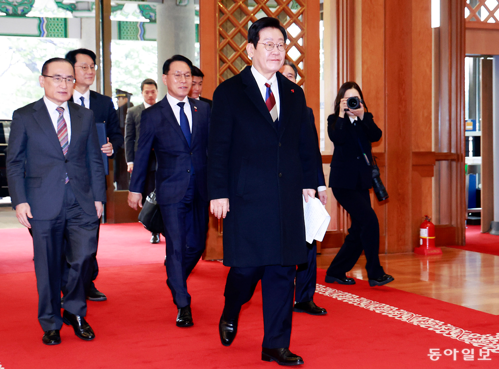 이재명 대통령이 29일 청와대에서 공식 근무를 시작했다. 이 대통령이 이날 오전 청와대 본관에 도착해 차에서 내려 위성락 안보실장, 김용범 정책실장 등과 입장하고 있다. 송은석 기자 silverstone@donga.com