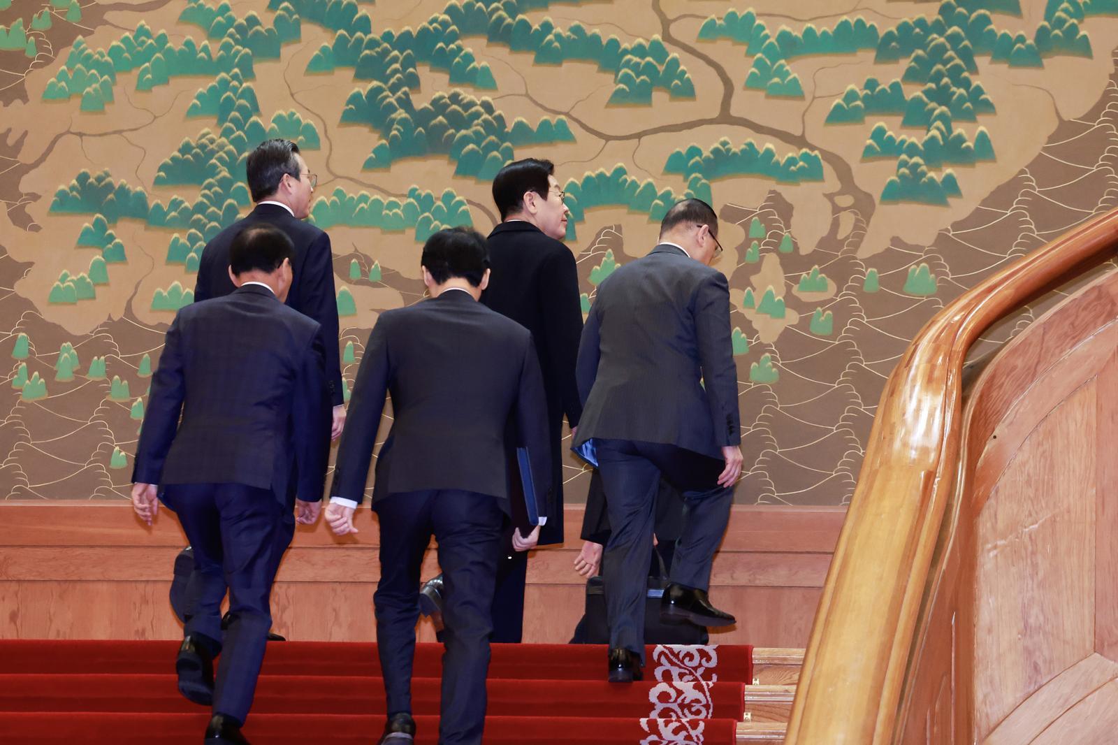 이재명 대통령이 29일 청와대에서 공식 근무를 시작했다. 이 대통령이 이날 오전 청와대 본관에 도착해 차에서 내려 위성락 안보실장, 김용범 정책실장 등과 입장하고 있다. 20251229 청와대사진기자단