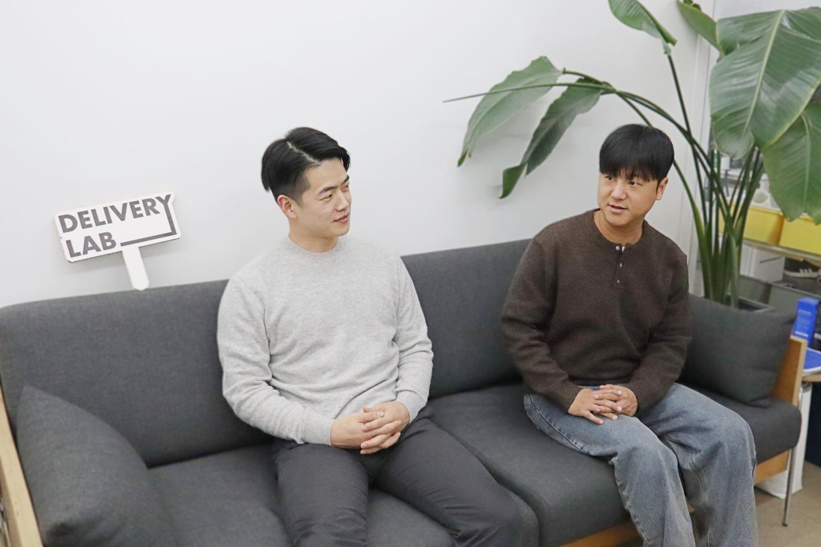 김유빈 삼청당 대표(오른쪽)와 이원석 딜리버리랩 대표(왼쪽) / 출처=IT동아