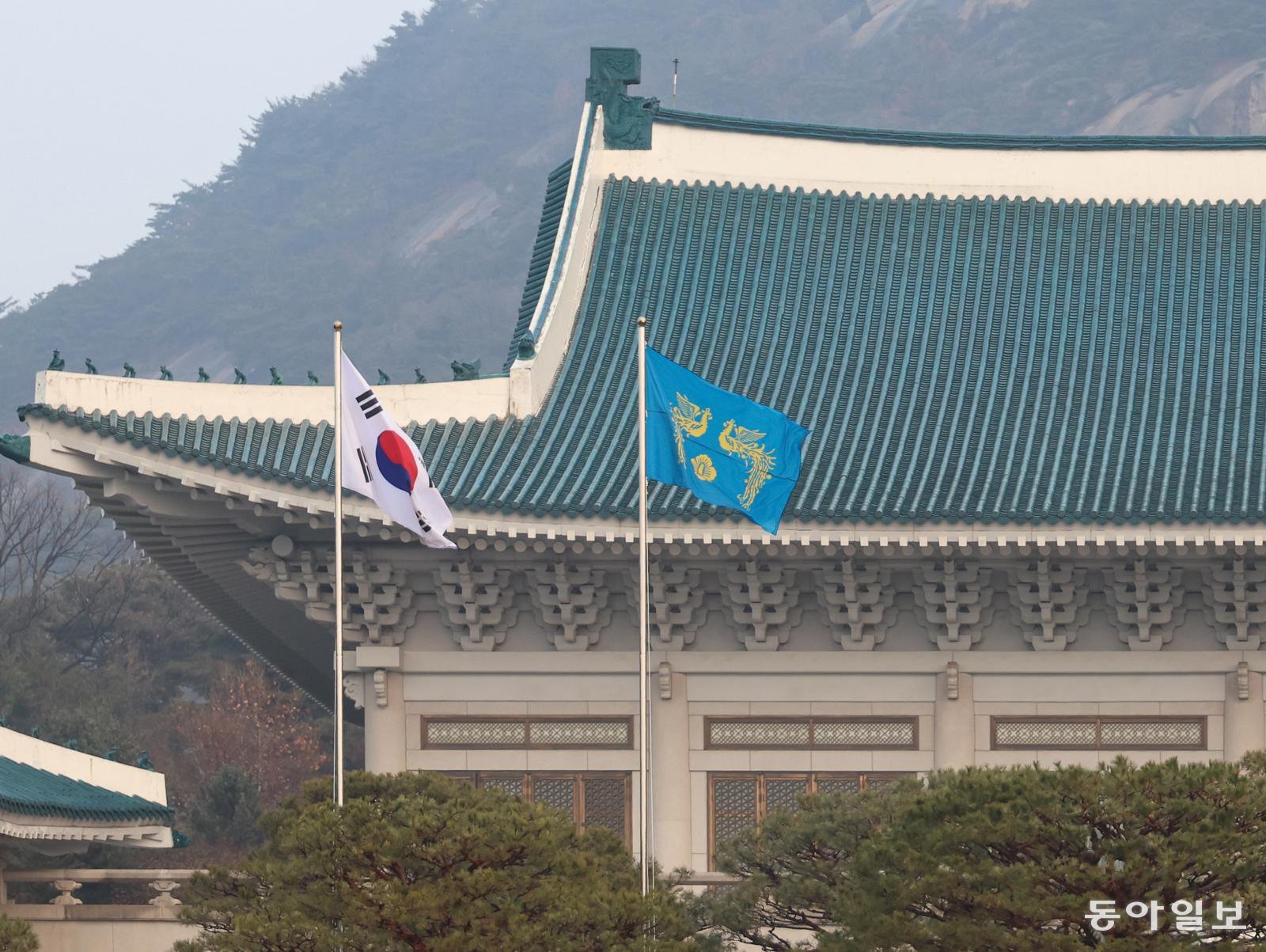 이재명 대통령이 청와대에 첫 출근한 29일 오전 봉황기가 게양돼 있다. 윤석열 전 대통령이 청와대를 떠난 지 약 ‘3년 7개월’ 만에 다시 청와대 시대가 열렸다. 송은석 기자 silverstone@donga.com