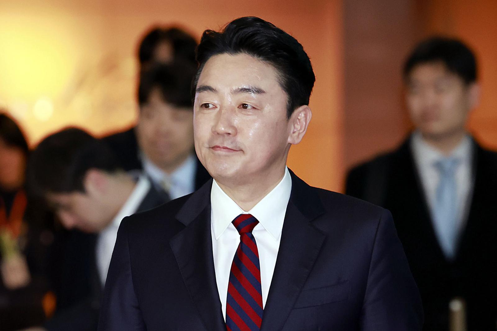 전략경제협력특사로 임명된 강훈식 대통령 비서실장이 13일 인천국제공항을 통해 아랍에미리트(UAE)로 출국하고 있다. 2025.11.13. [인천공항=뉴시스]