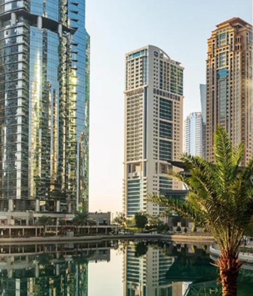 승무원 아나스타시아(왼쪽)가 사망한 두바이 호텔. 두바이 5성급 호텔에서 러시아 저비용 항공사 소속 20대 항공승무원이 전남편의 스토킹 끝에 살해되는 사건이 발생했다. 뉴스1