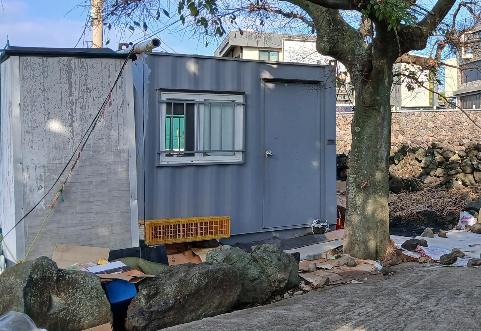 60대 여성 A 씨가 생활한 컨테이너.(제주시 제공)