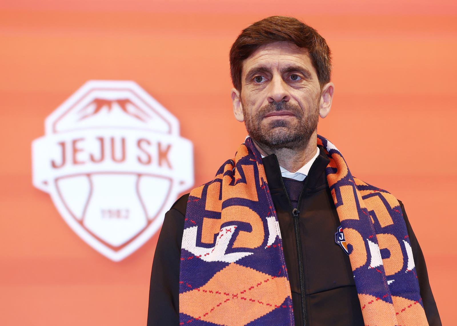 세르지우 코스타 신임 제주SK FC 감독이 29일 오전 서울 강서구 메이필드호텔에서 열린 공식 취임 기자회견에서 제주SK FC 공식 머플러를 하고 기념촬영을 하고 있다. 2025.12.29 (서울=뉴스1)