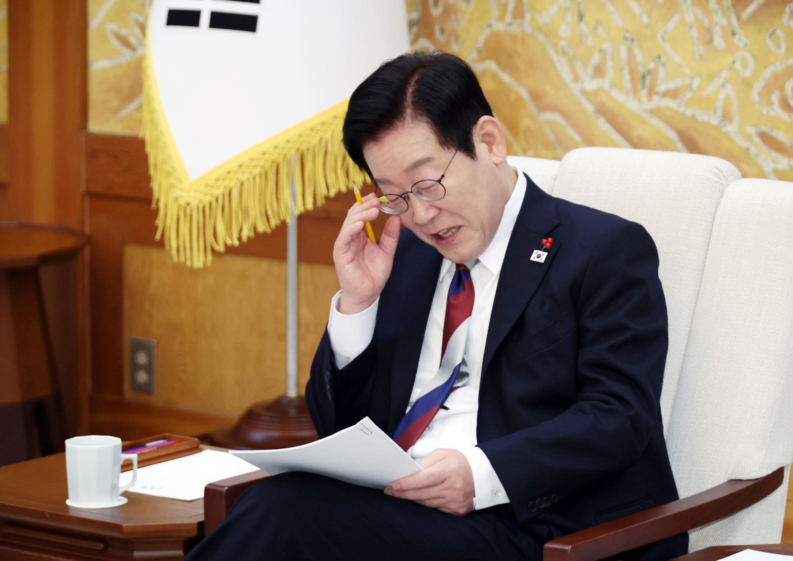 이재명 대통령이 29일 청와대 본관에서 참모진과 차담회를 하며 자료를 살펴보고 있다. 2025.12.29. 청와대통신사진기자단