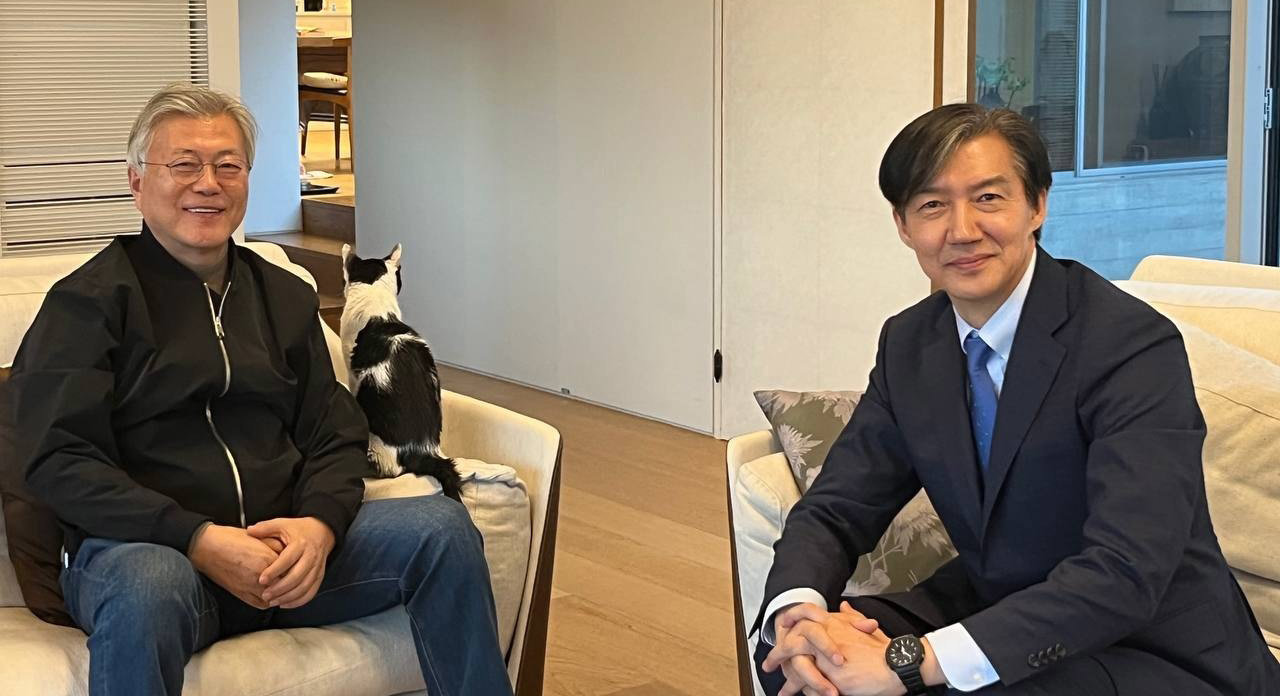 조국 전 법무부 장관이 지난 12일 경남 양산 평산마을에서 문재인 전 대통령을 예방하고 있다. (사진= 조국 전 장관 제공) 2024.02.13 뉴시스