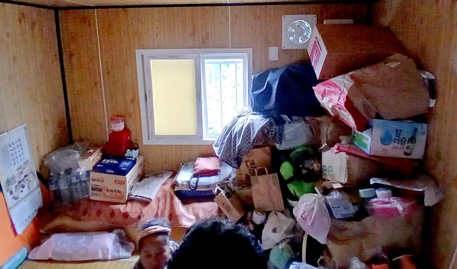 제주에서 60대 여성이 3년여 간 생활한 컨테이너 모습.(제주시 제공)
