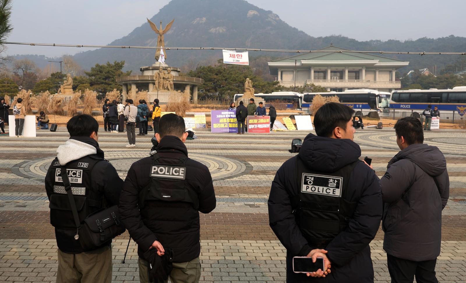 이재명 대통령이 청와대 집무를 시작한 29일 서울 종로구 청와대 분수대 앞에서 시민사회단체들이 집회를 하고 있는 가운데 경찰들이 업무를 보고 있다. 2025.12.29 서울=뉴시스