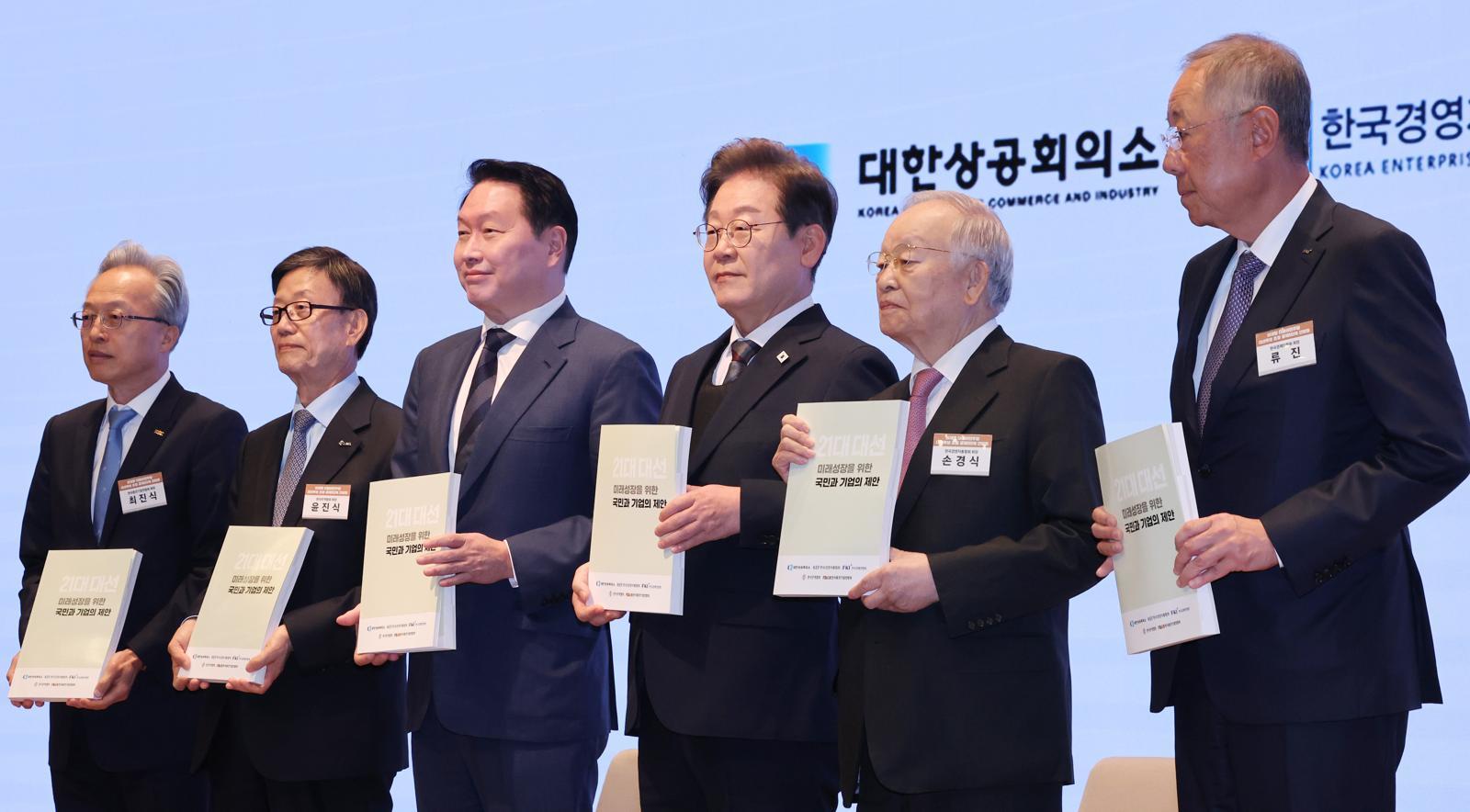 왼쪽부터 최진식 한국중견기업연합회 회장(왼쪽부터), 윤진식 한국무역협회 회장, 최태원 대한상공회의소 회장, 이재명 후보, 손경식 한국경영자총협회 회장, 류진 한국경제인연합회 회장. 2025.5.8/국회사진취재단