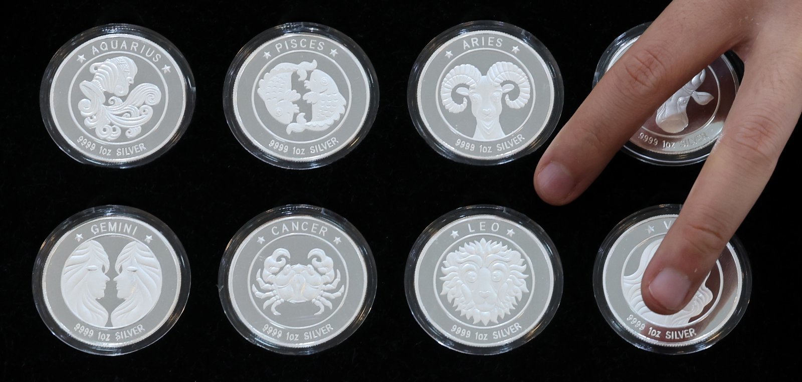 은값 상승 랠리가 이어지고 있는 9일 오후 서울 종로구 한국금거래소에서 직원이 은 제품을 선보이고 있다.  뉴욕상품거래소와 런던금속거래소에 따르면 지난 5일(현지시간) 국제 은값(선물)은 온스당 59.05달러(약 8만700원)로 처음으로 60달러 선에 근접했다. 2025.12.09. [서울=뉴시스]