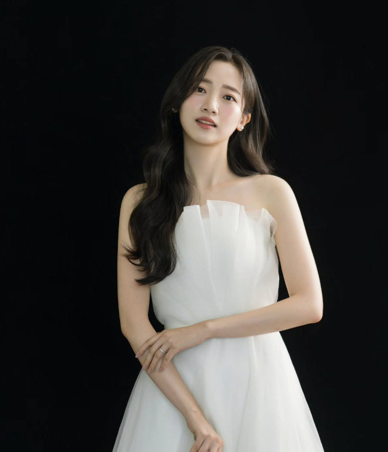 배우 한보배가 8년 연애 끝에 2026년 3월 결혼한다. 연기 활동을 잠시 내려놓고 직장 생활을 선택한 근황과 새로운 삶의 계획을 전했다. 한보배 인스타그램