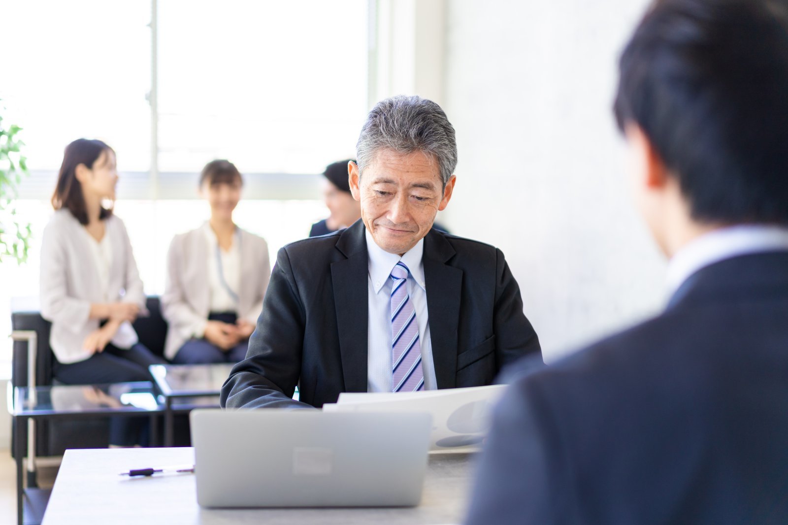 생성형 AI로 자기소개서가 획일화되자 일본 기업들이 서류 전형을 폐지하고 있다. 면담과 영상 중심 채용으로 인재를 가려내려는 변화다. 게티이미지뱅크