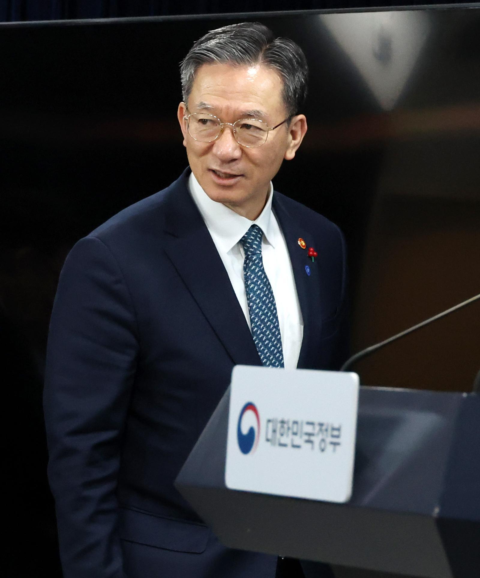 정성호 법무부 장관이 19일 오후 서울 종로구 정부서울청사에서 열린 업무보고 사후 브리핑에서 단상으로 향하고 있다. 2025.12.19. 뉴시스