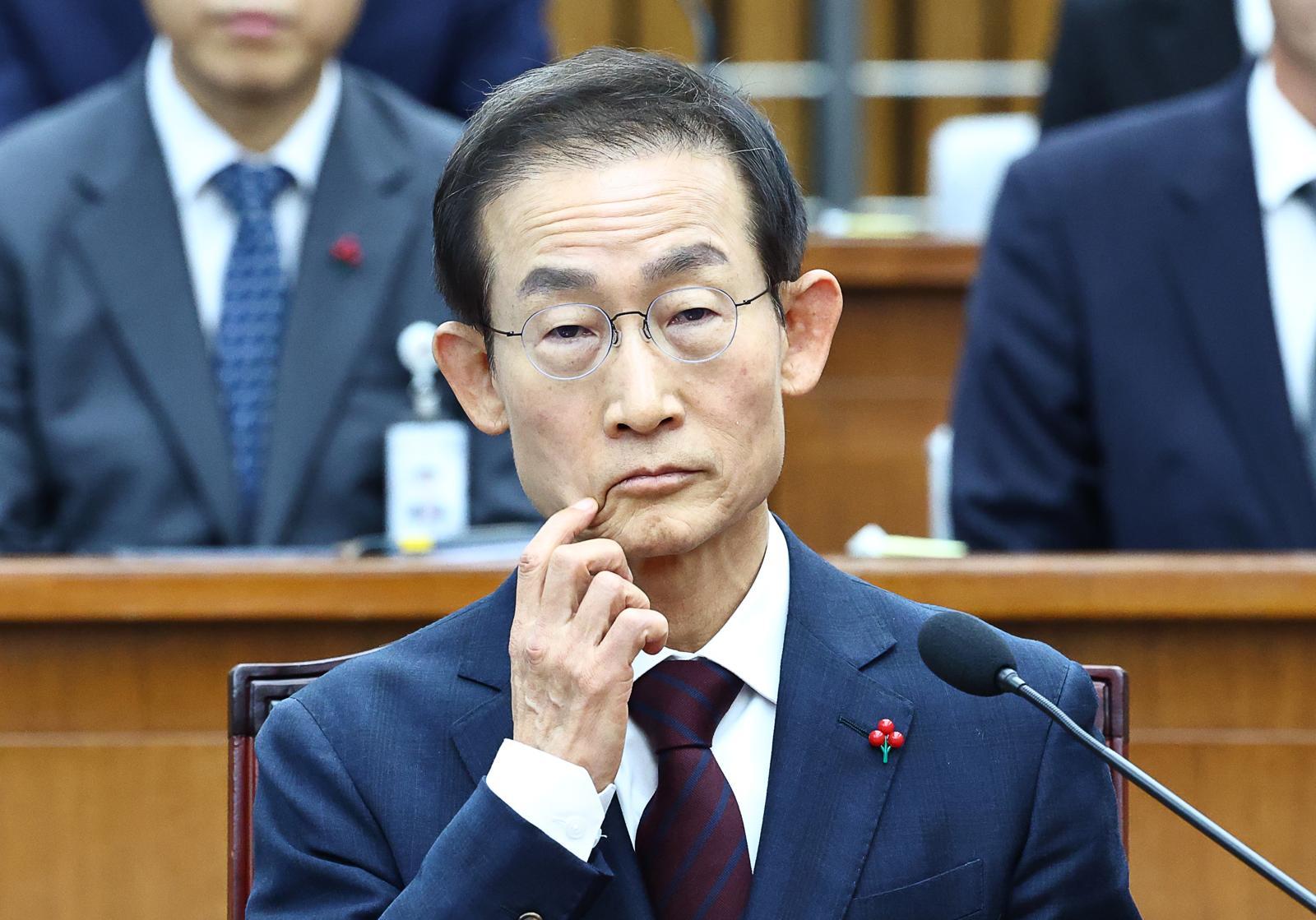 김호철 감사원장 후보자가 29일 오전 서울 여의도 국회에서 열린 인사청문회에서 얼굴을 만지고 있다. 2025.12.29 서울=뉴시스