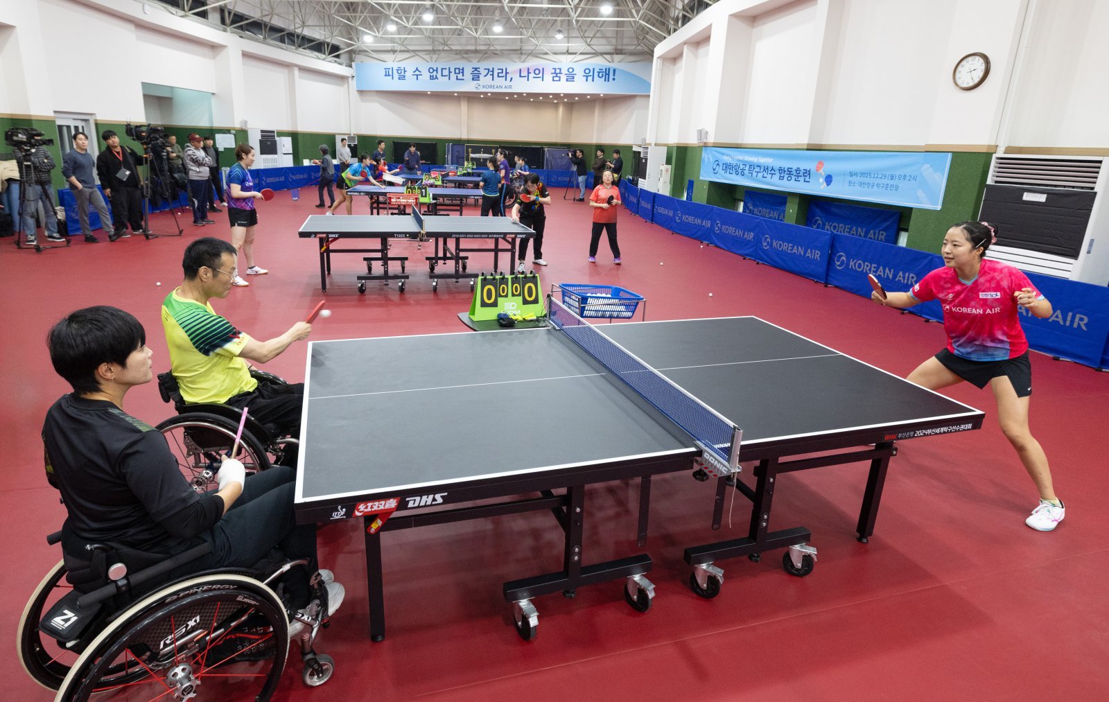 대한항공 여자탁구단 소속 신유빈 선수와 장애인 탁구선수들이 함께 랠리 훈련을 하는 모습.