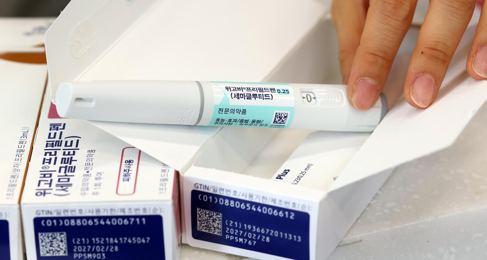 서울 강남구 소재 약국에서 약사가 입고된 비만치료제 ‘위고비’를 정리하고 있는 모습. 미국 식품의약국(FDA)이 노보노디스크의 알약 형태 비만치료제 ‘위고비 필’을 승인하면서 이제 먹는 비만약 시대가 열렸다. 뉴스1