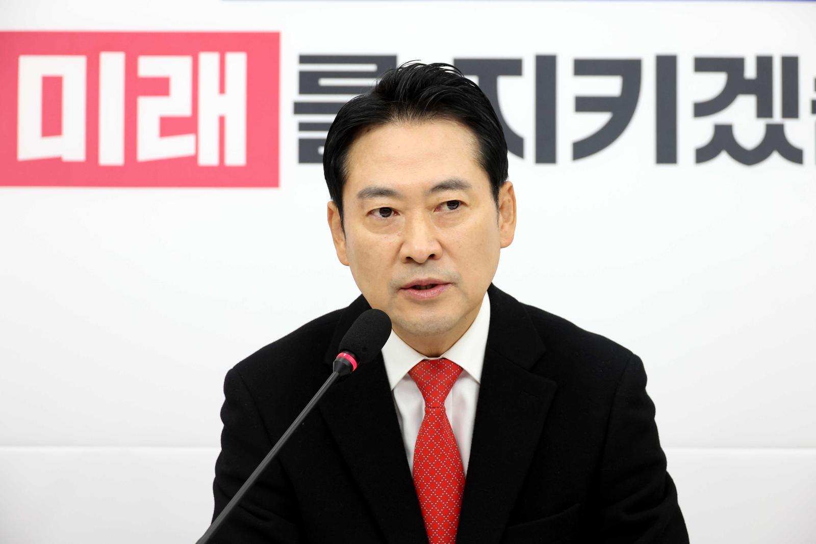 장동혁 국민의힘 대표가 28일 오전 서울 여의도 국회에서 열린 현안 관련 기자간담회에서 발언을 하고 있다. 2025.12.28 서울=뉴시스