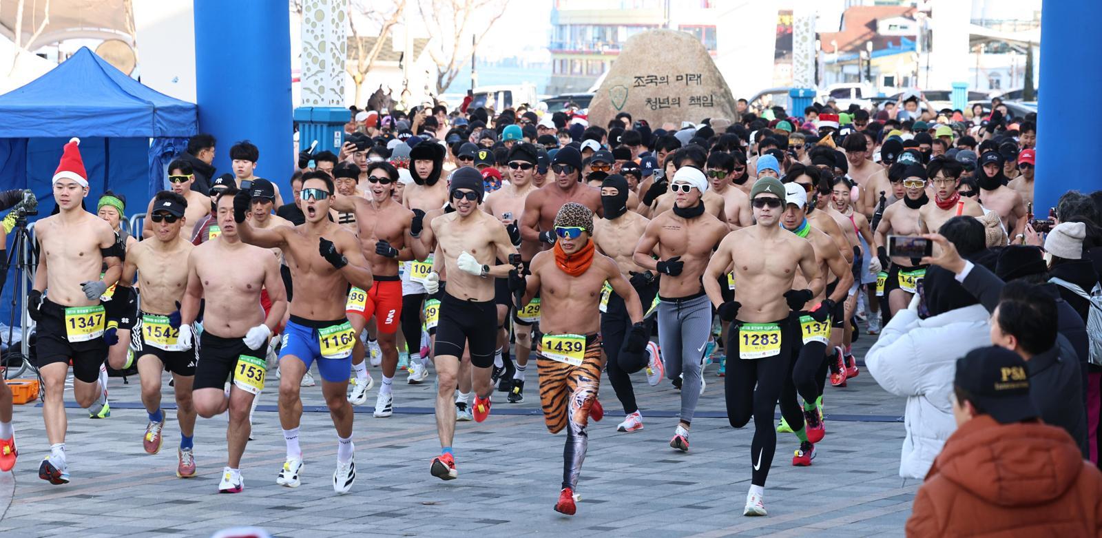 14일 열린 월미 알몸 마라톤대회에서 참가자들이 힘차게 출발하고 있다. 인천=뉴스1