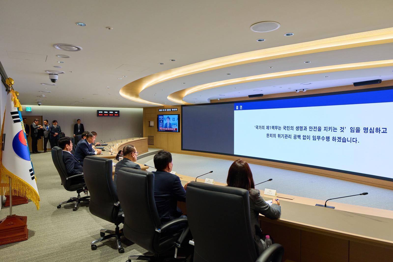 이재명 대통령이 29일 청와대 국가위기관리센터를 방문해 안보 및 재난 분야 시스템을 점검하고 있다. 2025.12.29 청와대 제공