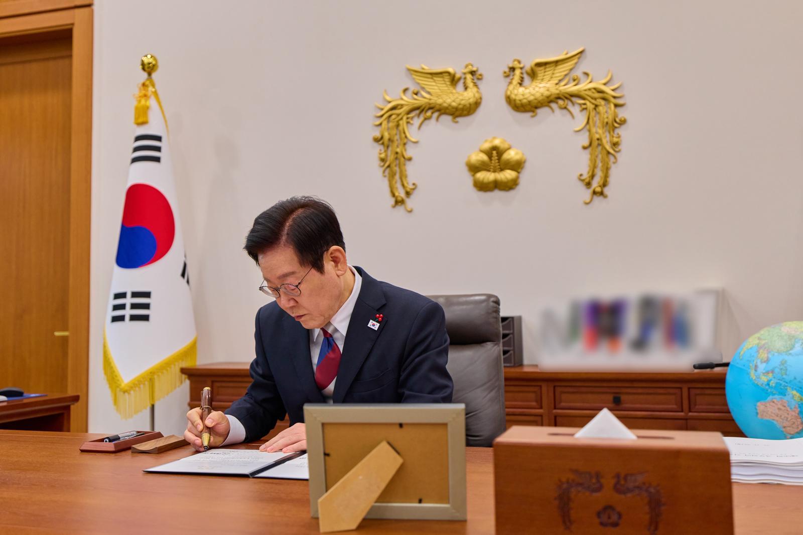 이재명 대통령이 29일 청와대 여민1관 집무실에서 첫 재가를 하고 있다. 2025.12.29 청와대 제공