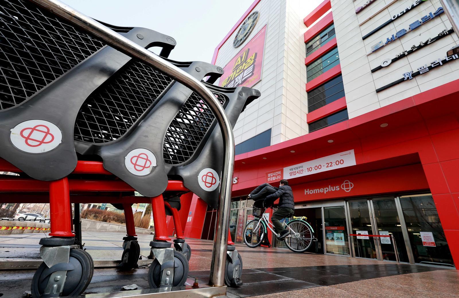 29일 홈플러스는 서울회생법원에 ‘홈플러스 익스프레스’ 분리 매각을 핵심으로 하는 회생계획안을 제출했다. 이날 서울 시내에 있는 한 홈플러스 매장 입구의 모습. 뉴스1