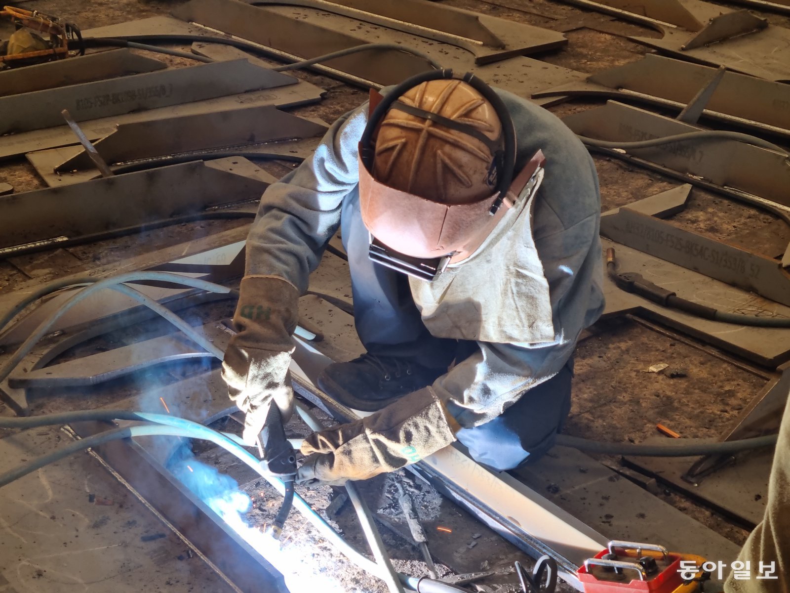 국내 한 조선소에서 외국인 근로자가 용접 작업을 하고 있다. 최근 E-9 조선 전용 쿼터제 폐지에 이어 지역 정치권을 중심으로 E-7 등 숙련 외국인 인력 쿼터마저 줄이려는 움직임이 나타나고 있어 업계가 우려하고 있다. 동아일보DB