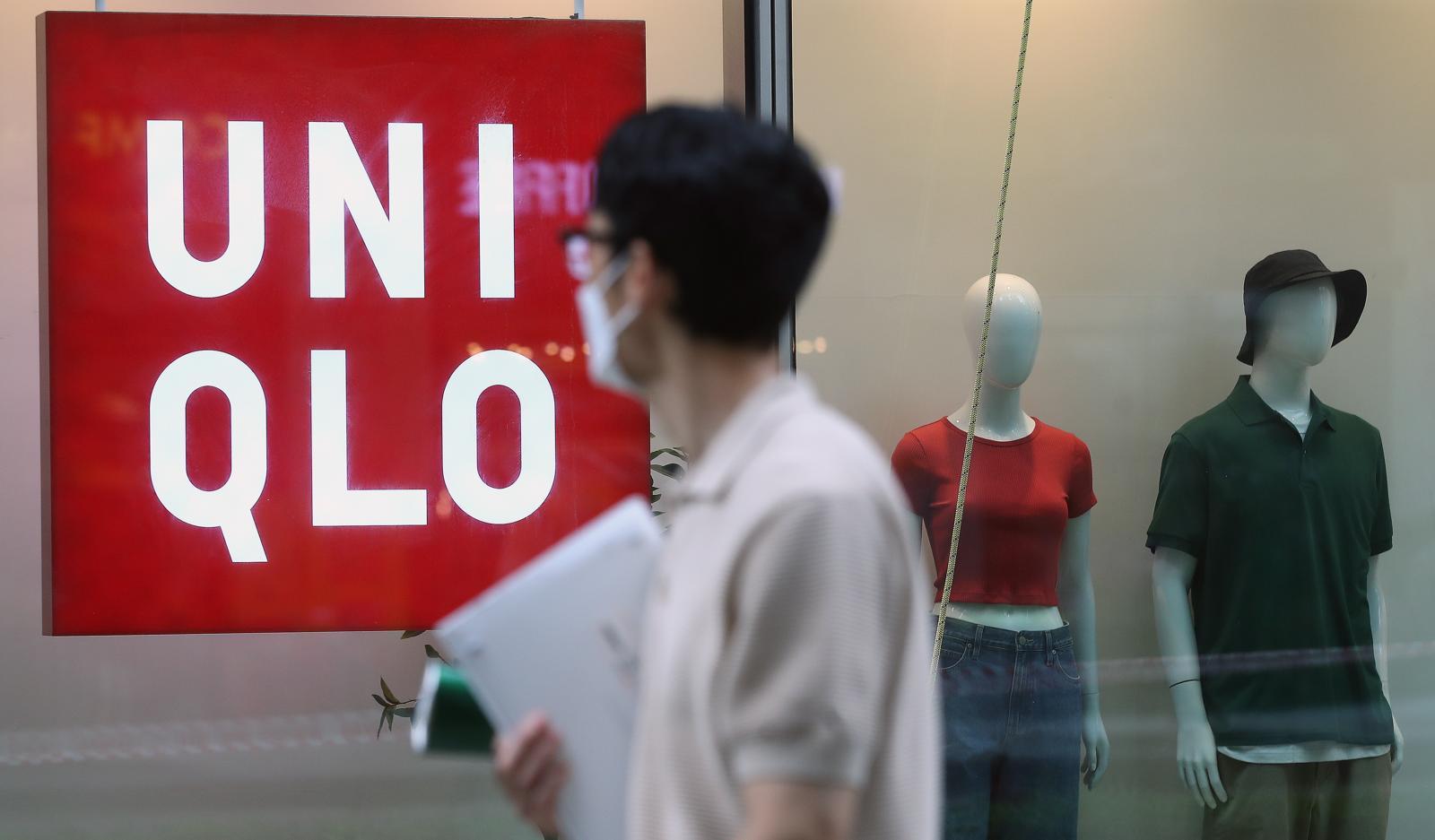 종로구에 위치한 유니클로 매장 앞을 지나가는 사람들. (출처=뉴스1)