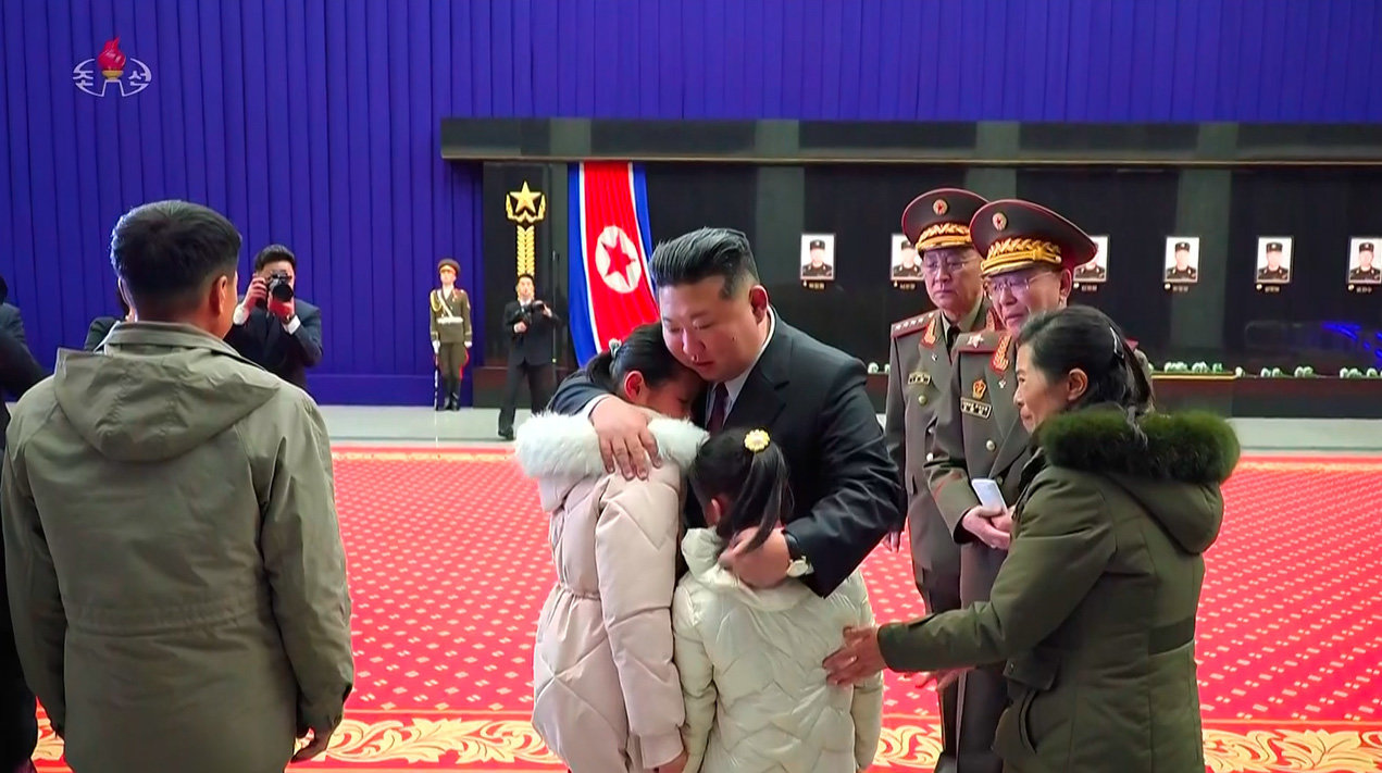 [서울=뉴시스] 북한 조선중앙TV가 13일 “해외작전지역에 출병하였던 조선인민군 공병부대 지휘관, 전투원들이 부과된 군사임무를 완수하고 승리의 개가드높이 귀국하였다”며 “제528공병련대(연대) 환영식이 12일 수도 평양의 4.25문화회관광장에서 성대히 진행되었다”고 13일 보도했다. 이날 환영식에는 김정은 국무위원장이 참석해 북한군의 공로를 치하했다.  (사진=조선중앙TV 캡처) 2025.12.13. photo@newsis.com  *재판매 및 DB 금지